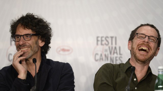 Joel Coen og Ethan Coen på pressekonferanse i Cannes (Foto: AP PHOTO / ANNE-CHRISTINE POUJOULAT).