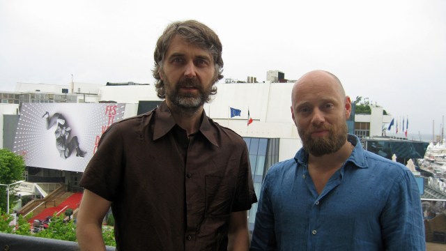 Erik Skjoldbjærg og Aksel Hennie foran festivalpalasset i Cannes (Foto: Birger Vestmo/NRK).
