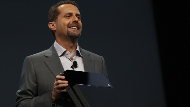 Sony-sjef Andrew House viser fram Playstation 4. (Foto: Eric Thayer/Getty Images)