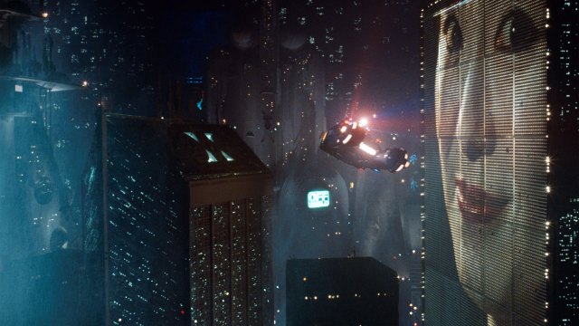 Ridley Scott skildrer et fascinerende og futuristisk Los Angeles, som er overbefolket, overbesøplet og gjennomindustrialisert i Blade Runner. (Foto: Warner Bros.)