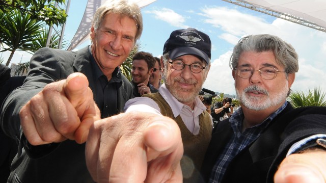 DU HEIME I SOFAEN ER VÅRT EINASTE HÅP! Spielberg (midten) og Lucas (høgre) i 2008, saman med skodespelar Harrison Ford (venstre). (Foto: AFP PHOTO / Guy Kinziger)