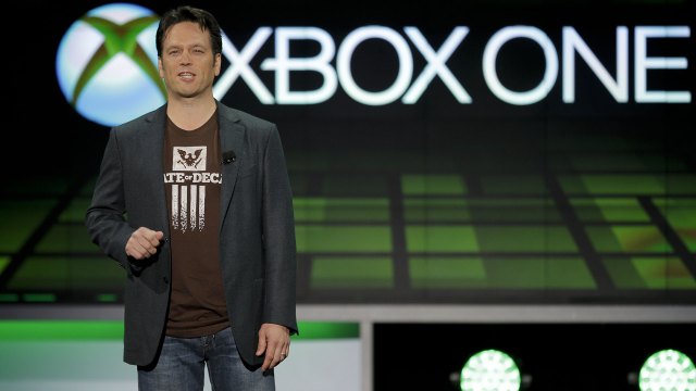 Microsoft Studios Phil Spencer kunne avsløre at Xbox One kommer i butikken i november. (Foto: AP Photo/Jae C. Hong, NTB Scanpix).