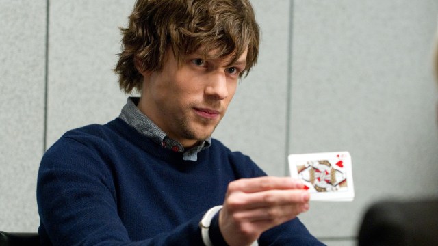 Jesse Eisenberg leker med kort i Now You See Me (Foto: Nordisk Film Distribusjon AS).