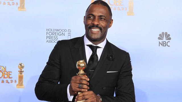 Idris Elba med Golden Globen han fekk for Luther. (Foto: REUTERS/Lucy Nicholson)