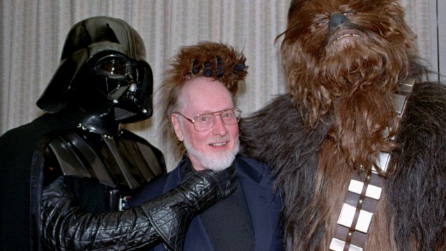 John Williams, sammen med Darth Vader og Chewbacca, i et arkivbilde fra 1997. (AP Photo/Alan Solomon, File)