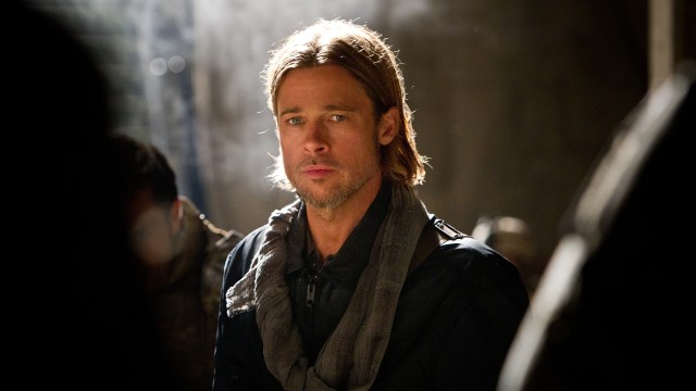 Regissør Marc Forster hadde filma for få scener der Brad Pitt såg djupt inn i kamera, så filmen vart utsett eit halvt år. (Foto: United International Pictures)