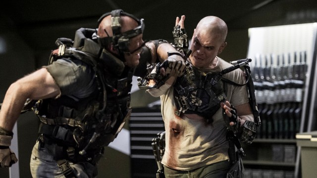 Matt Damon går hardt til verks i «Elysium». (Foto: United International Pictures).
