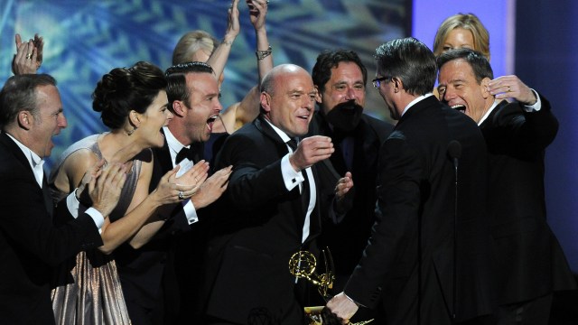 Gjengen i «Breaking Bad» slapp jubelen løs da de tok i mot Emmy-prisen for beste dramaserie. (Foto:  Chris Pizzello/Invision/AP)