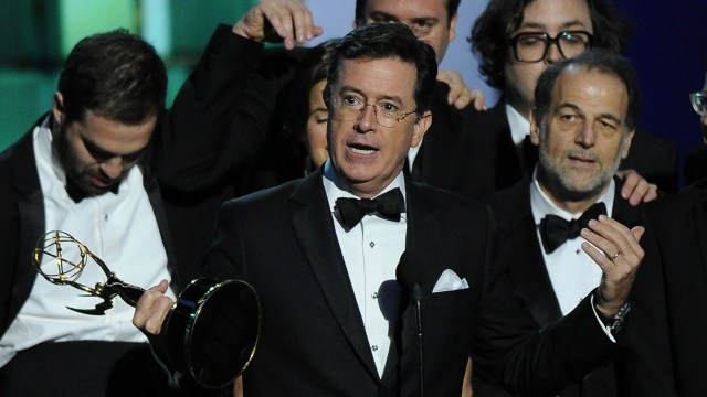 Stephen Colbert og resten av gjengen bak «The Colbert Report» tok i mot Emmy-prisene i Nokia-teateret. (Photo by Chris Pizzello/Invision/AP)