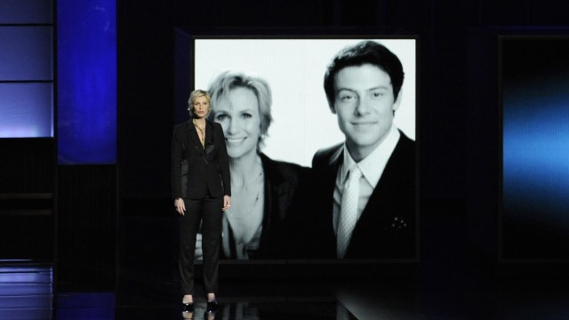 Skuespiller Jane Lynch hyllet sin avdøde motspiller Cory Monteith på scenen under Emmy-utdelingen. (Photo by Chris Pizzello/Invision/AP)