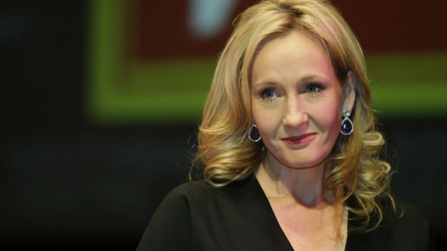 Forfattar J.K. Rowling skal skrive fleire filmar frå Harry Potter-universet. (Foto: AP Photo/Lefteris Pitarakis)