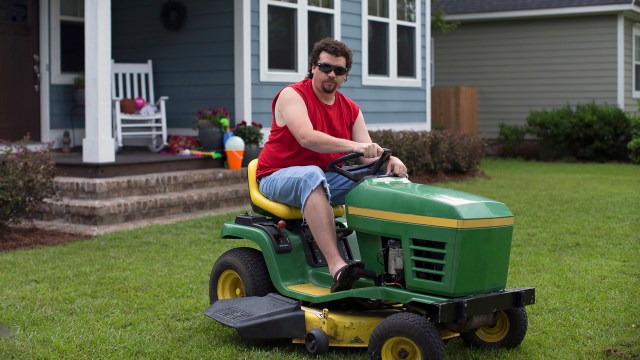 Tøffellivet kler ikke Kenny Powers. Syv år etter han iscenesatte sin egen begravelse har han fått nok. (Foto: HBO)