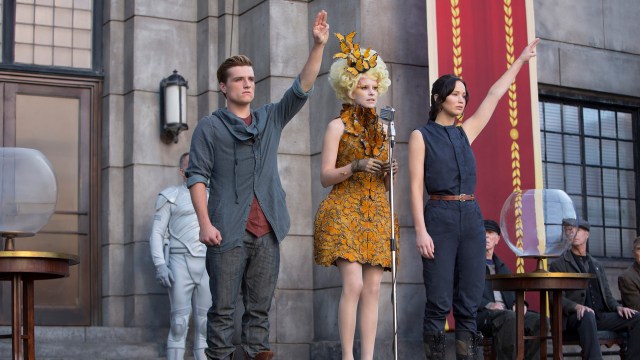 Elizabeth Banks (Effie Trinket), Josh Hutcherson (Peeta) og Jennifer Lawrence (Katniss) i The Hunger Games: Catching Fire (Foto: Lionsgate).