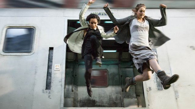 Zoë Kravitz som Christina og Shailene Woodley som Tris i Divergent. (Foto: Nordisk Film Distribusjon AS)