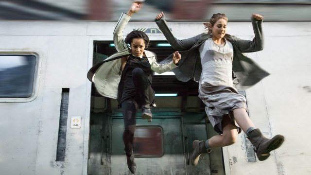 Zoë Kravitz som Christina og Shailene Woodley som Tris i Divergent. (Foto: Nordisk Film Distribusjon AS)