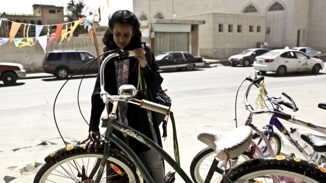 Wada Mohammed ser på si forelsking, den grøne sykkelen. (Foto: Arthaus)