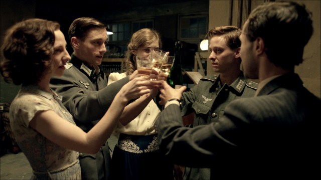 F.v. Greta (Katharina Schüttler), Wilhelm (Volker Bruch), Charlotte (Miriam Stein), Friedhelm (Tom Schilling) og Viktor (Ludwig Trepte) møtes for siste gang før krigen skiller dem. De lover hverandre evig vennskap, og tar for gitt at de skal treffes igjen snart. (Foto : ZDF/Beta Film)