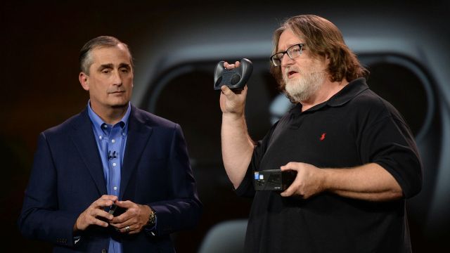 Valve-sjefen Gabe Newell (høyre) sammen med Intel-sjefen Brian Krzanich på scenen under CES i Las Vegas, 6. januar 2014. (Foto: AFP Photo / Robyn Beck)