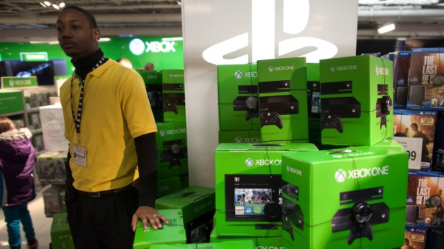 Xbox One-konsollen ble sluppet i USA og et knippe andre land i november 2013. Etterspørselen i førjulshandelen var så stor at flere amerikanske kjøpesentre hyret ekstra sikkerhetsvakter i forbindelse med «Black Friday»-salget. Her fra en leketøysbutikk i New York. (Foto: REUTERS/Carlo Allegri)