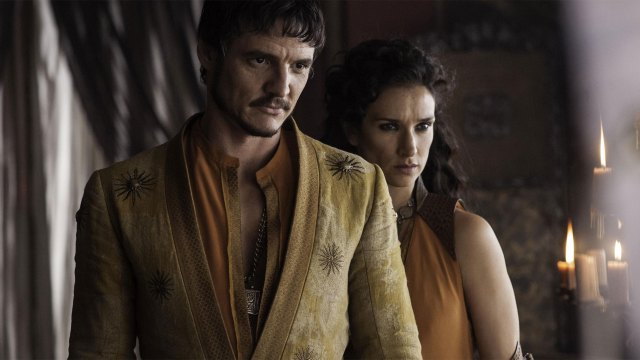 Oberyn Martell, spilt av Pedro Pascal, og Ellaria Sans, spilt av Indira Varma i Game of Thrones. (Foto: HBO).