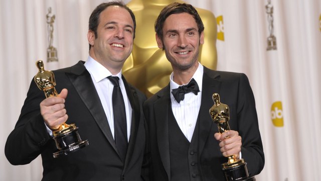 Malik Bendjelloul (t.h.) smilte bredt sammen med produsent Simon Chinn (t.v.) da de vant Oscar for beste dokumentar i 2013. (Foto: John Shearer/Invision/AP. NTB Scanpix).