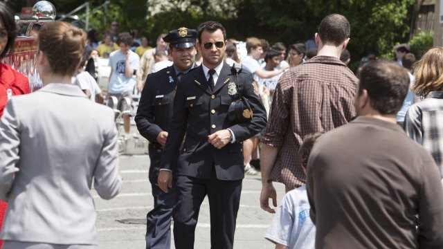 Den alkoholiserte politimesteren Kevin Garvey, spilt av Justin Theroux, sliter med litt av hvert i The Leftovers. (Foto: HBO Warner Brothers).