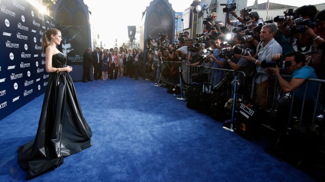 Angelina Jolie blir møtt av en blitzvegg på premieren av «Maleficent» i Hollywood den 28. mai. (Foto: Reuters/Mario Anzuoni)