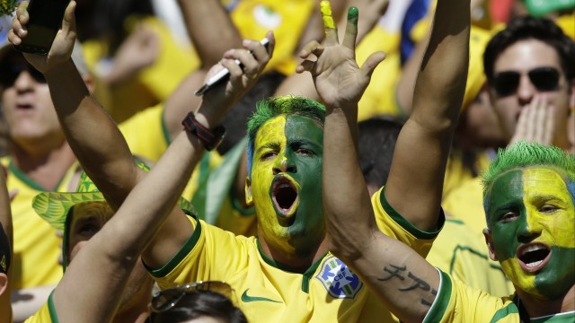 Brasilianerne finner tid til å både støtte landslaget  og besøke sin lokale kino under fotball-VM. (Foto: AP Photo/Ricardo Mazalan)