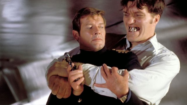 Roger Moore og Richard Kiel i The Spy Who Loved Me. (Foto: SF Norge).