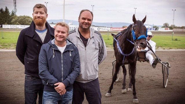 Odd Magnus Williamson, Edward Schultheiss og Atle Antonsen møtte Filmpolitiet på Leangen travbane i Trondheim. (Foto: Marte Hedenstad, NRK P3).