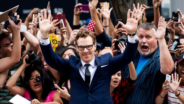 Benedict Cumberbatch ble tatt imot av jublende tilhengere på den røde løperen i Toronto. Filmen «The Imitation Game» stakk i helgen av med publikumsprisen på filmfestivalen. (Foto: AP Photo/The Canadian Press, Nathan Denette)