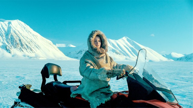 Julia (Kaisa Gurine Antonsen) leter etter hjelp på snøskuter i Operasjon Arktis (Foto: Filmkameratene/Nordisk Film Distribusjon AS).
