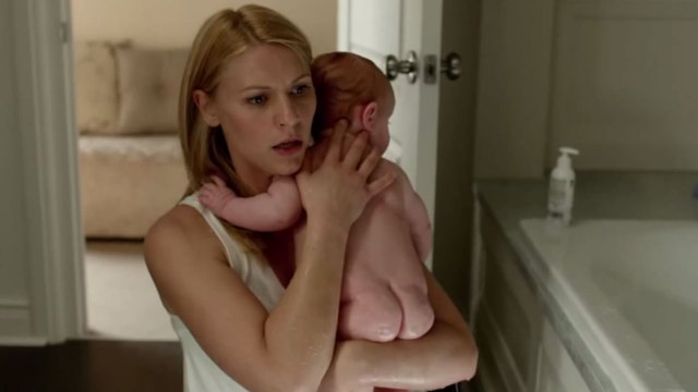 Carrie takler ikke morsrollen og drukner seg i arbeid for å rømme fra datteren i fjerde sesong av Homeland. (Foto: Showtime, TV2).