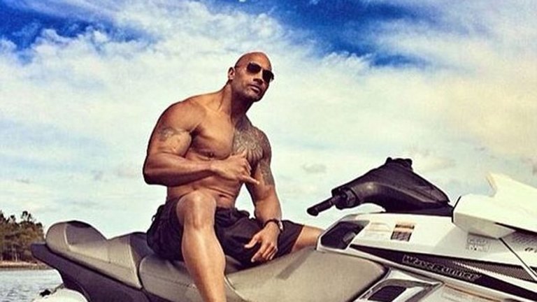 Dwayne «The Rock» Johnson hiver på seg badeshortsen