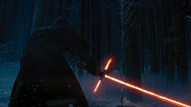 En mørk skikkelse med et tydelig Sith-kjennetegn i den nye «Star Wars»-traileren. (Foto: The Walt Disney Company Nordic)