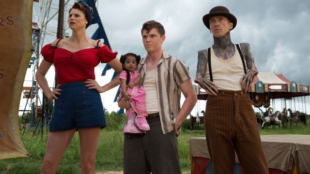 Erika Ervin, Jyoti Amge, Evan Peters og Mat Fraser i American Horror Story: Freak Show. (Foto: FOX).