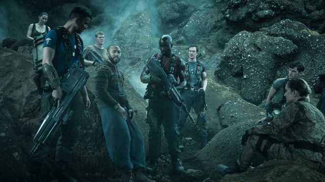 Hovedrolleinnehaver Mike Colter (nummer fem fra venstre) spiller Jameson Locke i «Halo: Nightfall». Her omgitt av troppen i et promobilde fra serien. (Promofoto: Microsoft)