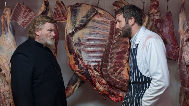 Father James (Brendan Gleeson) snakker med slakteren Jack (Chris O'Dowd) i Calvary - Golgata (Foto: Tour de Force).