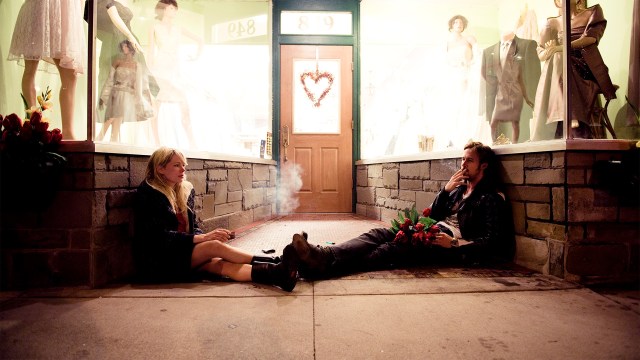 Cindy (Michelle Williams) og Dean (Ryan Gosling) finner sammen og går fra hverandre i den sterke filmen «Blue Valentine». (Foto: Tour de Force)