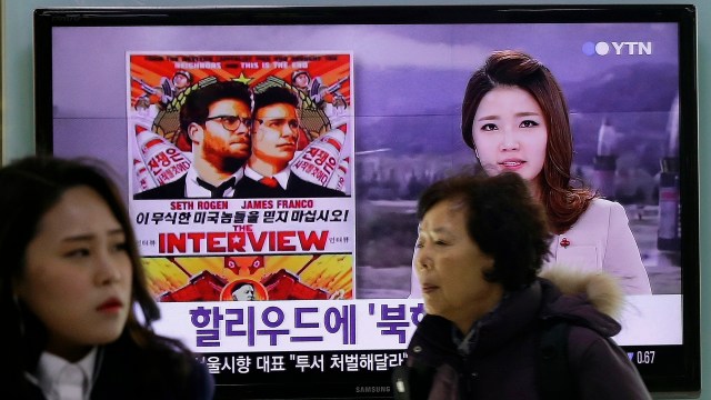 Medieoppmerksomheten rundt komedien «The Interview» har vært massiv. I Sør-Korea har de fleste nyhetssendinger i julen omhandlet ordkrigen mellom Nord-Korea og USA. Her fra togstasjonen i Seoul den 22. desmeber. (AP Photo/Ahn Young-joon, File)