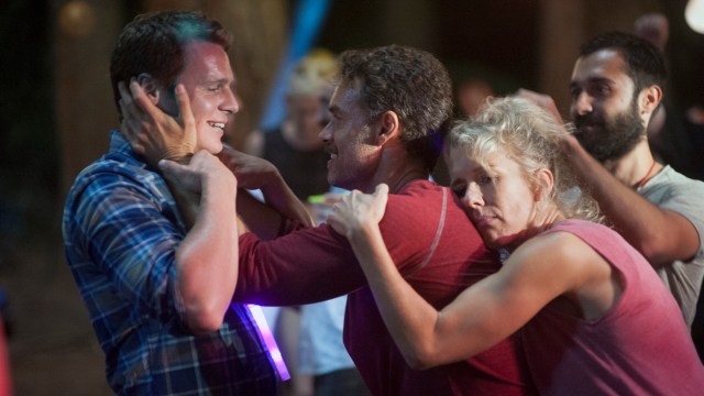 Patrick (Jonathan Groff) og vennegjengen på party i skogen. (Foto: HBO Nordic)