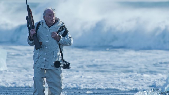 Michael Gambon spiller strålende som naturfotografen Henry Tyson i «Fortitude». (Foto: NRK).