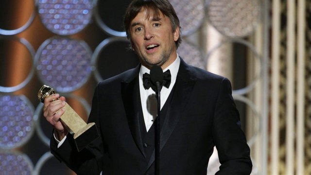 Richard Linklater mottar prisen for beste dramafilm for 'Boyhood'. (Foto: AP Photo/NBC, Paul Drinkwater, NTB Scanpix).