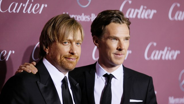 Morten Tyldum og hovedrolleinnehaver i «The Imitation Game», Benedict Cumberbatch, smiler til fotografene under Palm Springs International Film Festival sin prisutdeling den 3. januar 2015. (Foto: Reuters/Danny Moloshok)