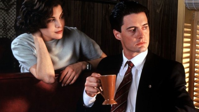 Kyle MacLachlan som Dale Cooper og Sherilyn Fenn som Audrey Horne i Twin Peaks. (Foto: Lynch/Frost Productions)