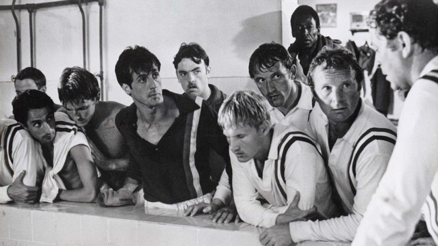 Fotballspiller Hallvar Thoresen (t.h) skulder til skulder med Sylvester Stallone i filmen «Flukten til seier» fra 1981. (Foto: Paramount Pictures)