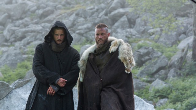 Ragnar Lothbrok (Travis Fimmel) og sønnen Bjørn (Alexander Ludwig) filosoferer over makt og lederskap i starten av sesong 3 av «Vikings». (Foto: HBO Nordic)