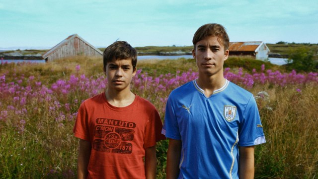 Lukas og Markus Holm Buvarp går fra å være søte barn til kjekke ungdommer i Brødre (Foto: Fenris film/Euforia).