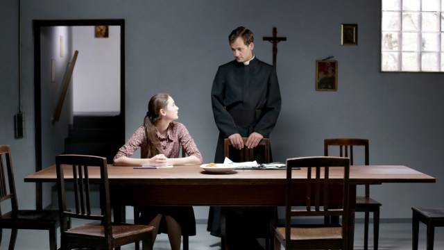Lena van Acken (venstre) spiller svært godt og avstemt som Maria i «Korsveien». Til høyre står menighetens prest (Michael Kamp). (Foto: Arthaus)