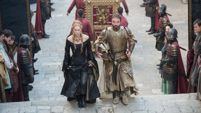 Lena Headey og Ian Beattie i som Cersei Lannister og Meryn Trant. (Foto: HBO Nordic).